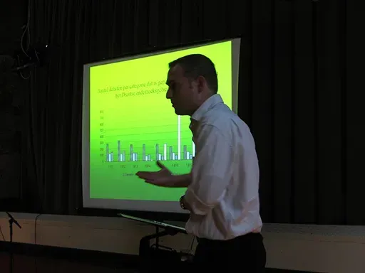 Albert Eggens tijdens een lezing over de Eerste Wereldoorlog